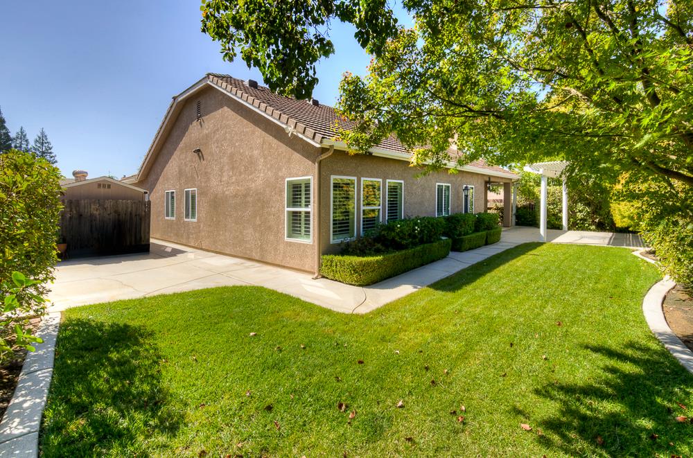 2168 E Pinehurst Ave, Fresno, CA 93730