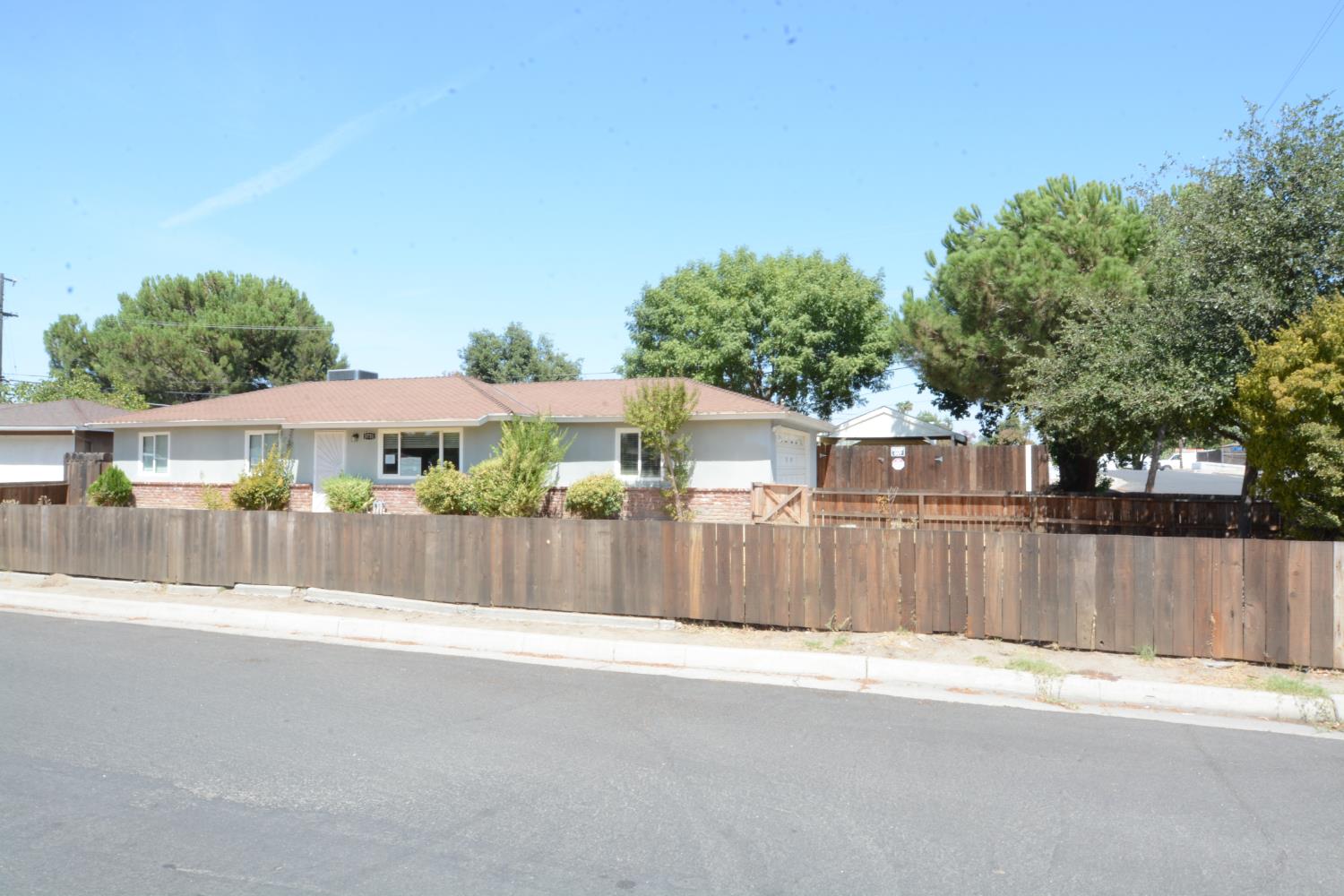 5731 E Bernadine Dr, Fresno, CA 93727