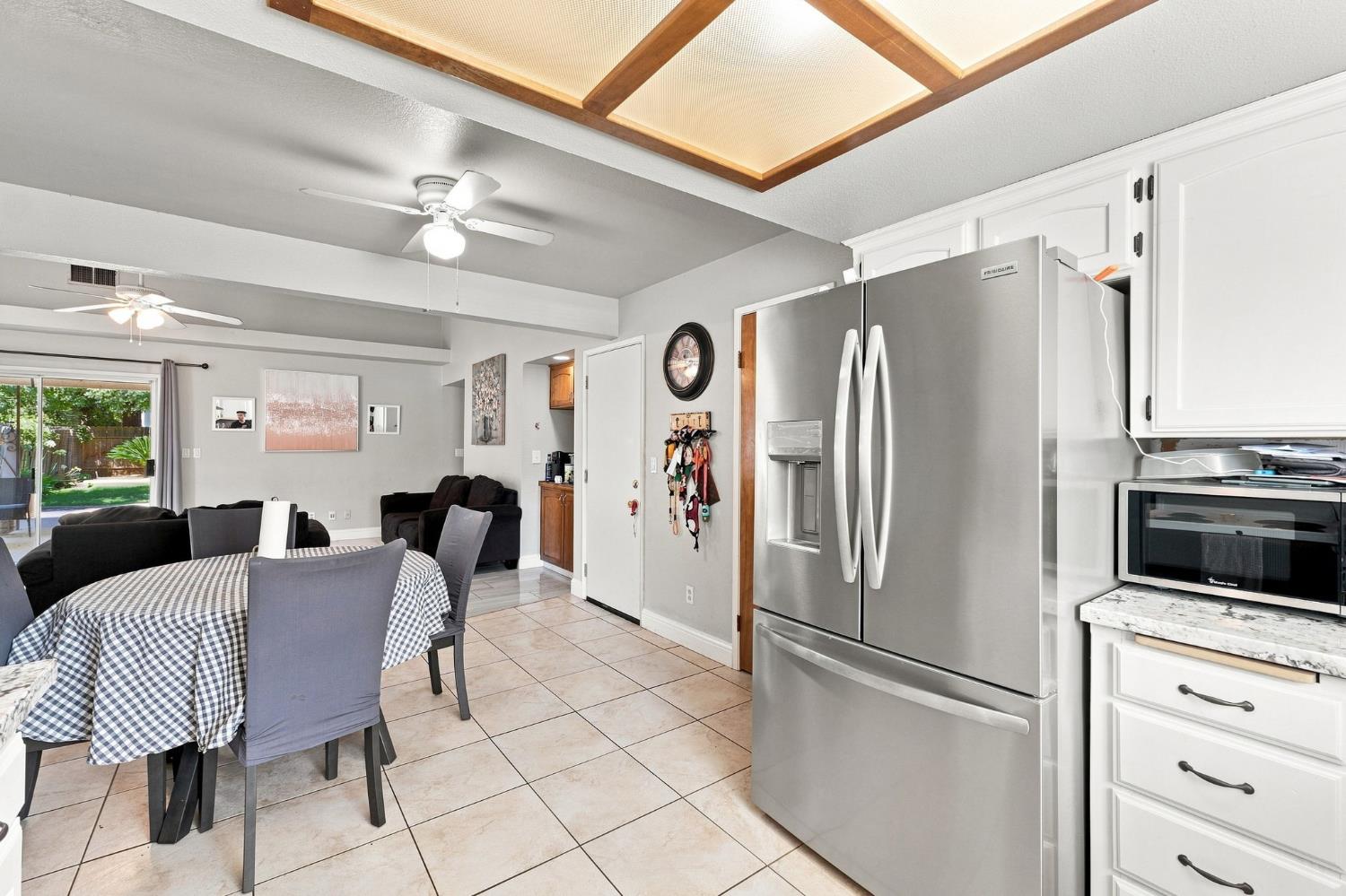 9673 N Sharon Ave, Fresno, CA 93720