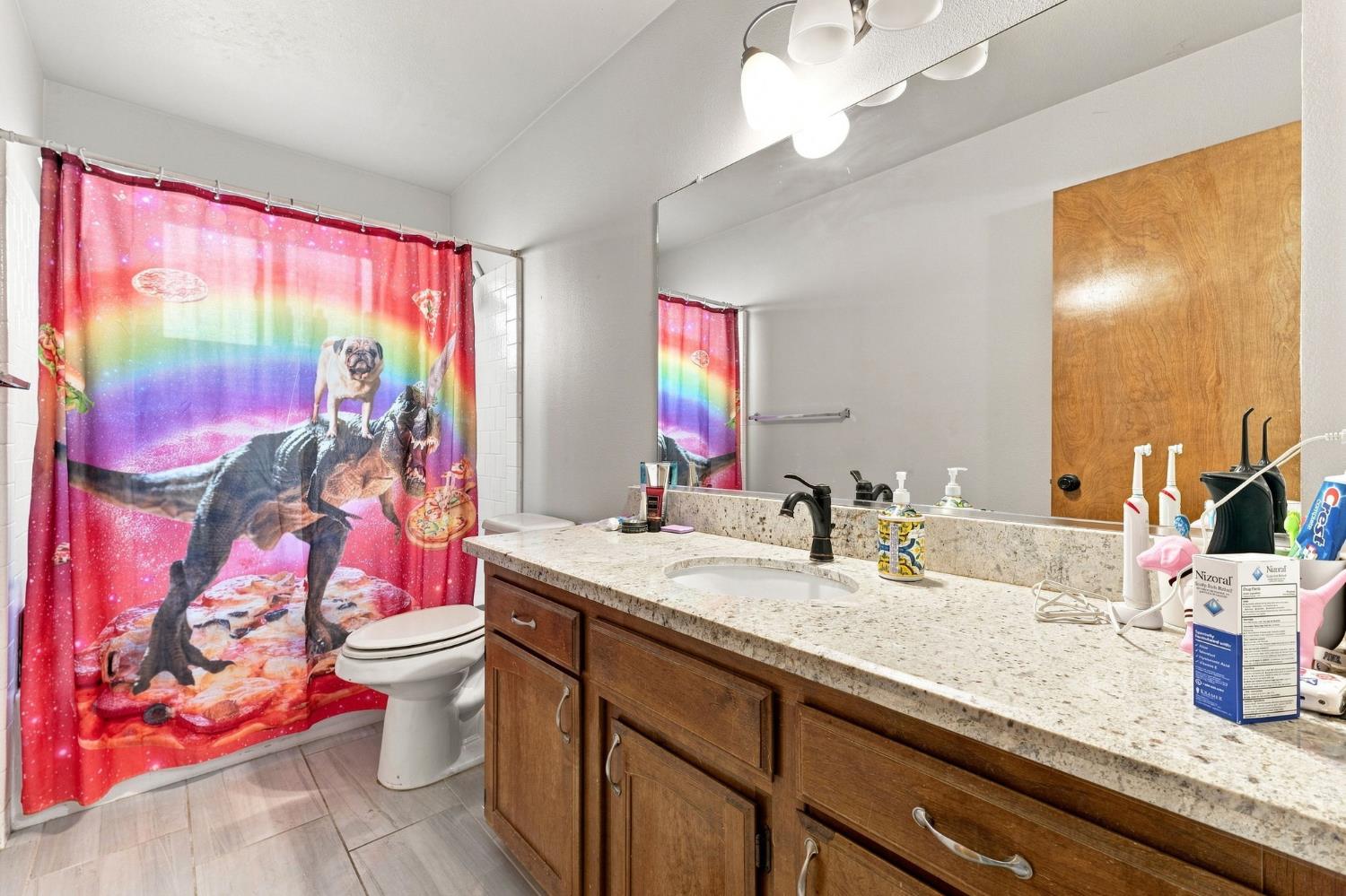 9673 N Sharon Ave, Fresno, CA 93720
