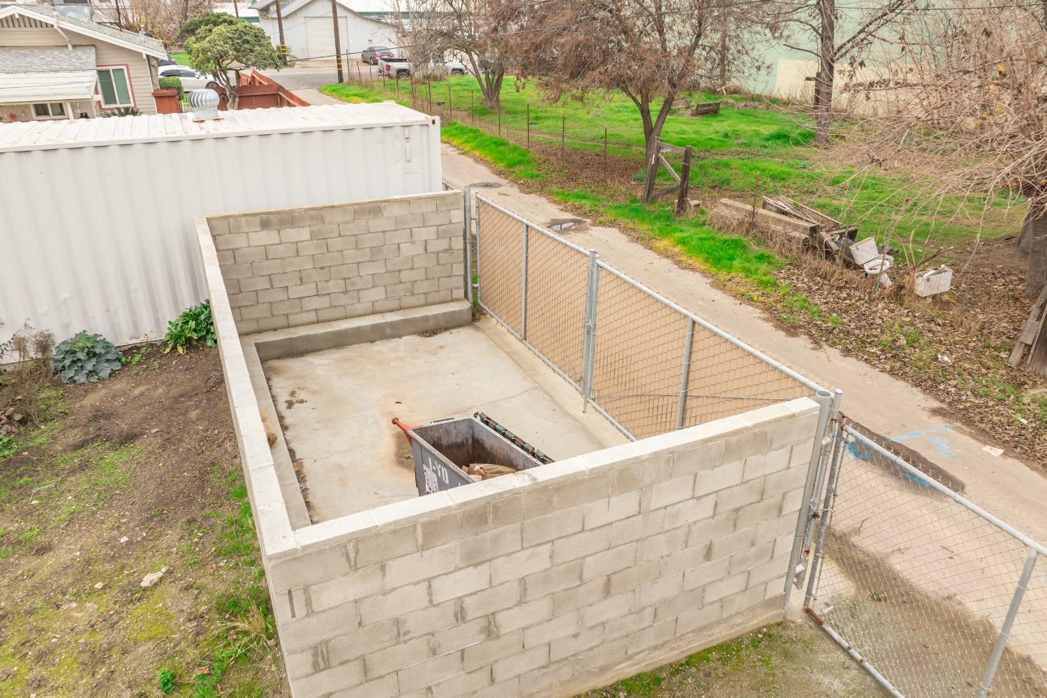 208 E 4th St, Hanford, CA 93230