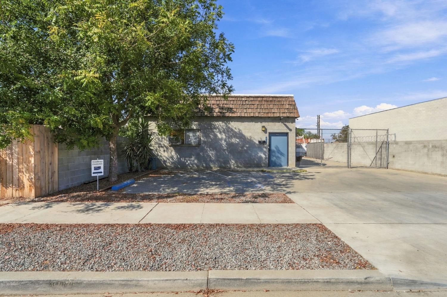 208 E 4th St, Hanford, CA 93230