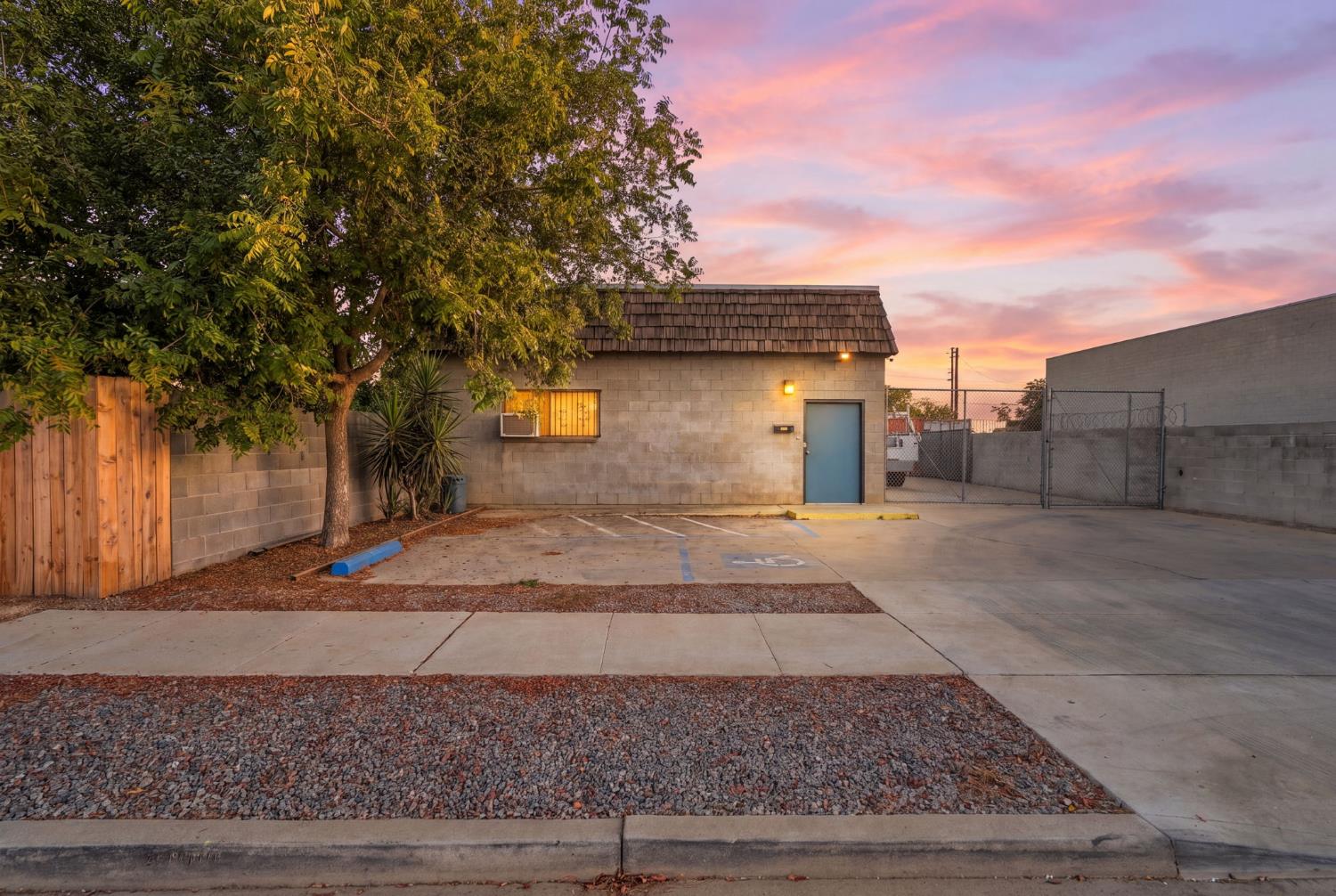 208 E 4th St, Hanford, CA 93230