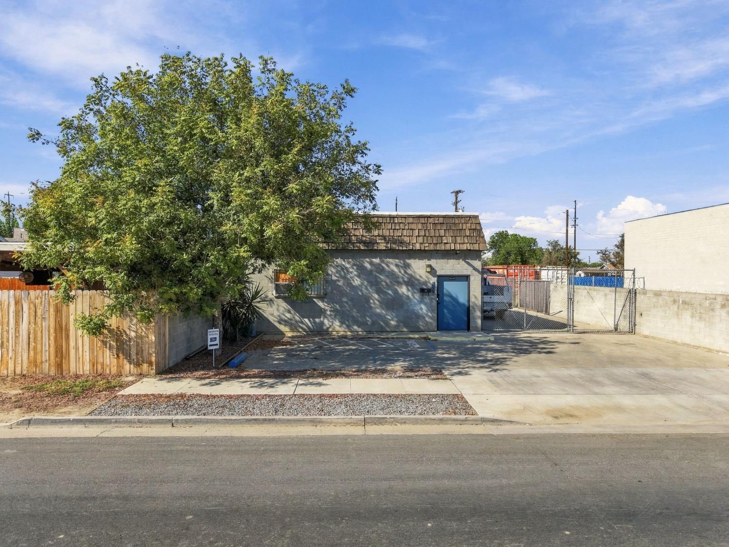 208 E 4th St, Hanford, CA 93230