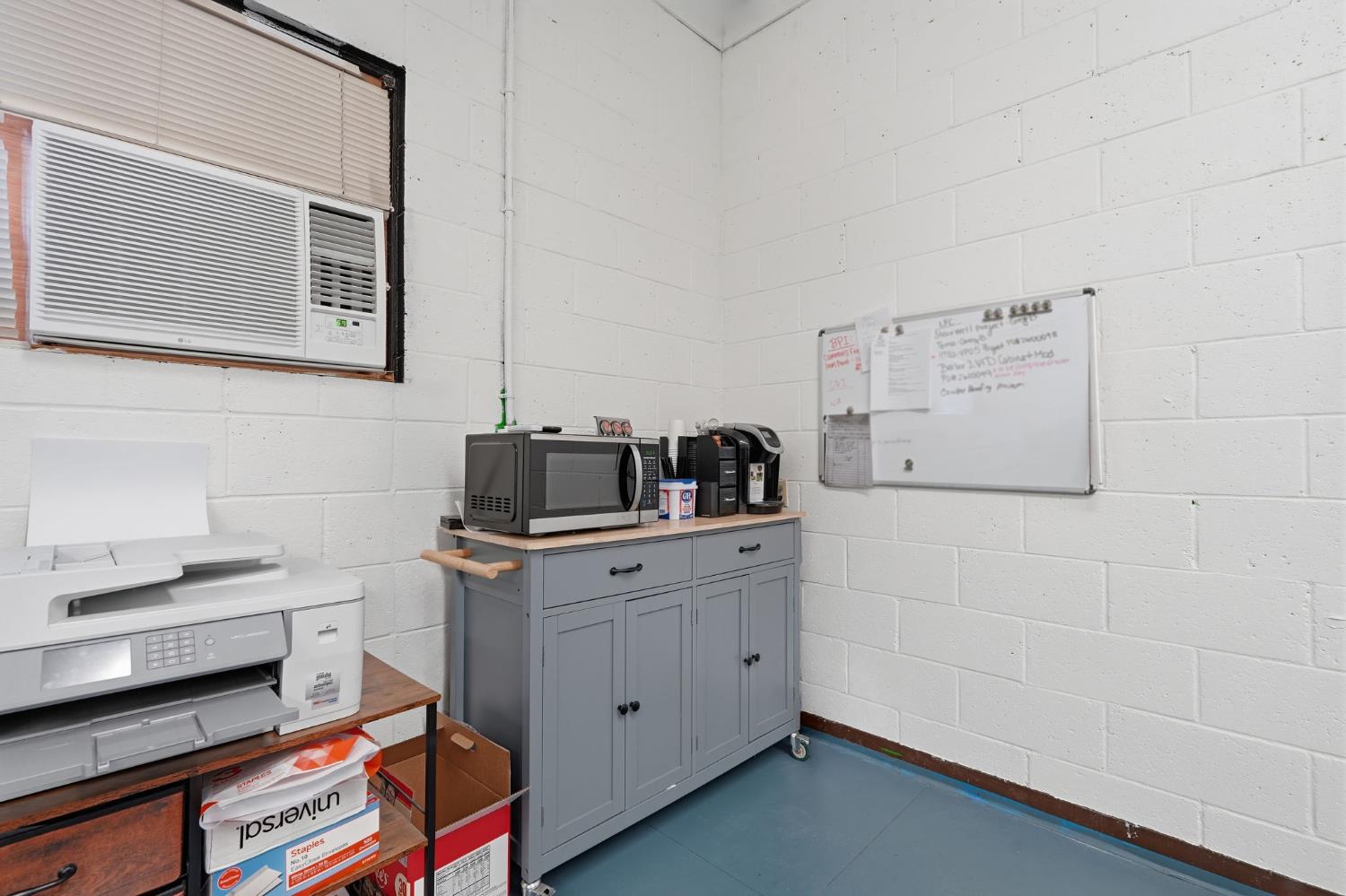 208 E 4th St, Hanford, CA 93230