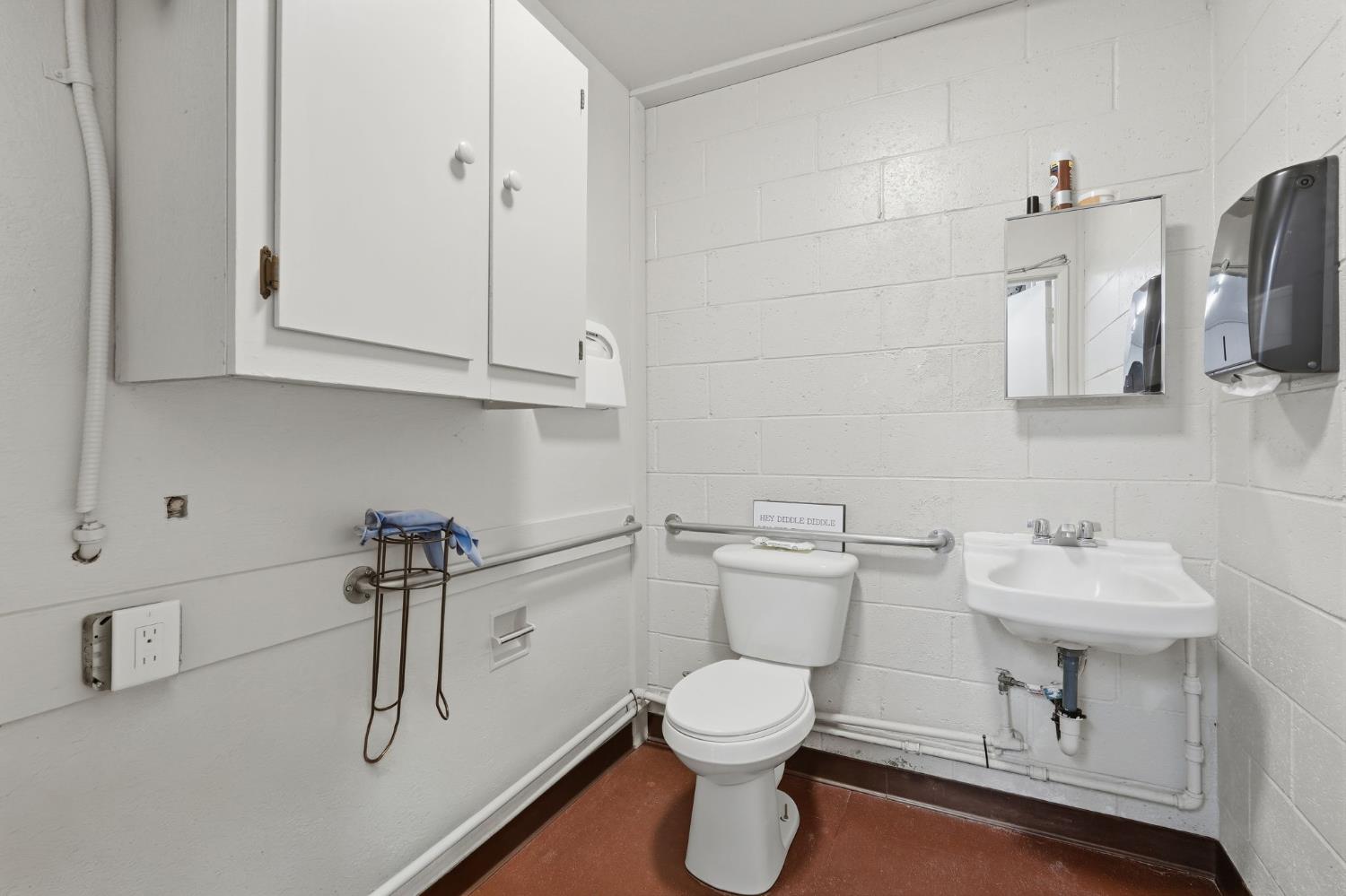 208 E 4th St, Hanford, CA 93230
