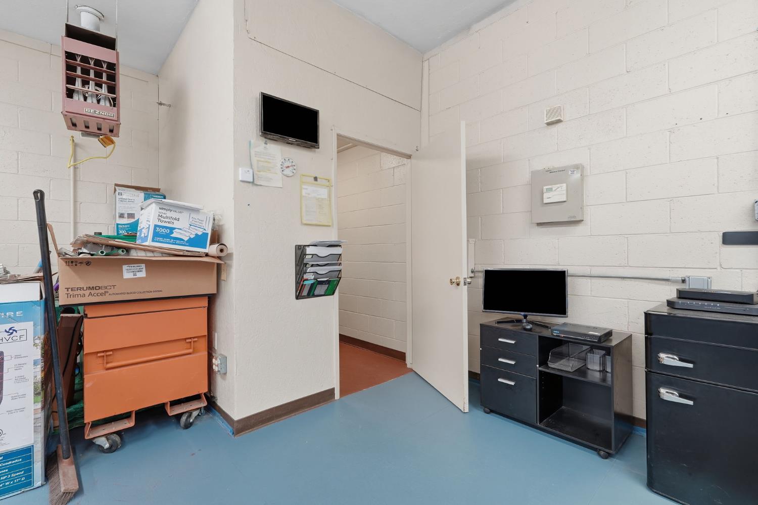 208 E 4th St, Hanford, CA 93230