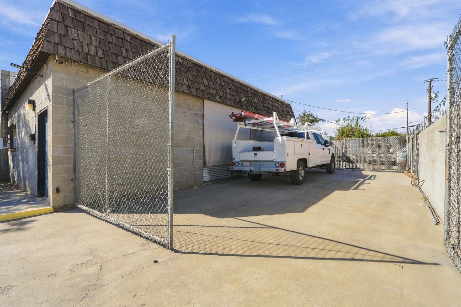 208 E 4th St, Hanford, CA 93230