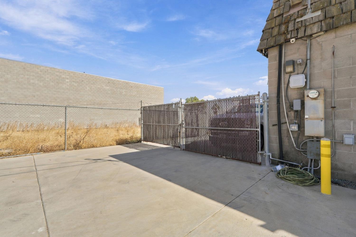 208 E 4th St, Hanford, CA 93230