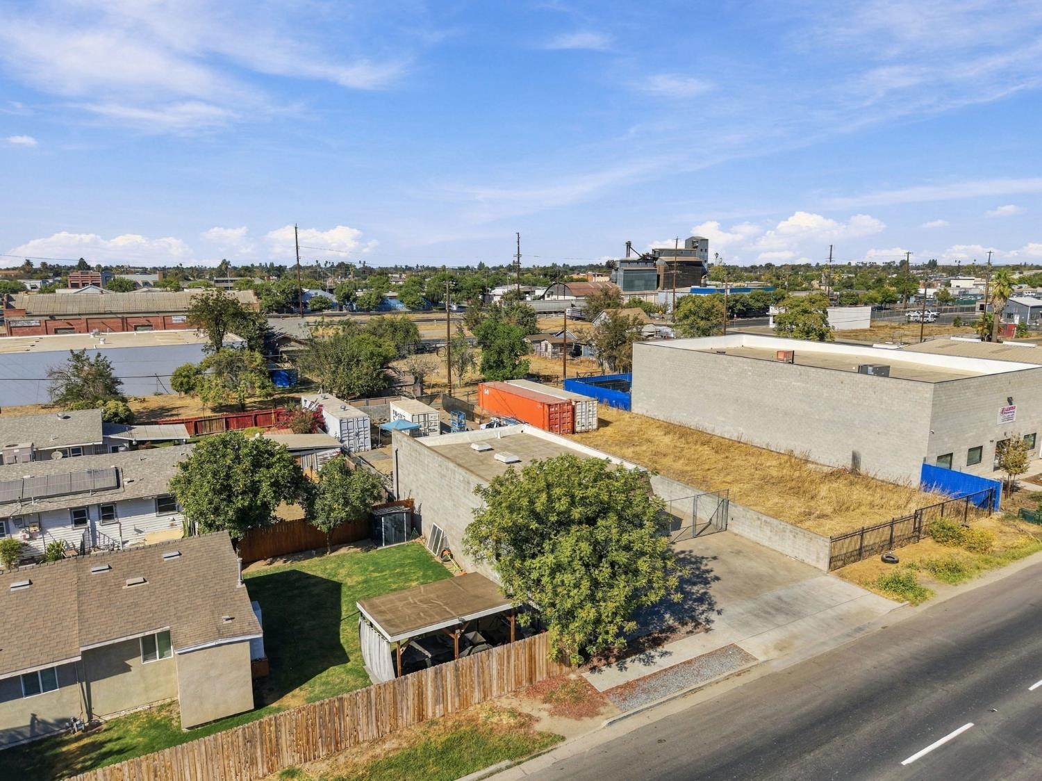 208 E 4th St, Hanford, CA 93230