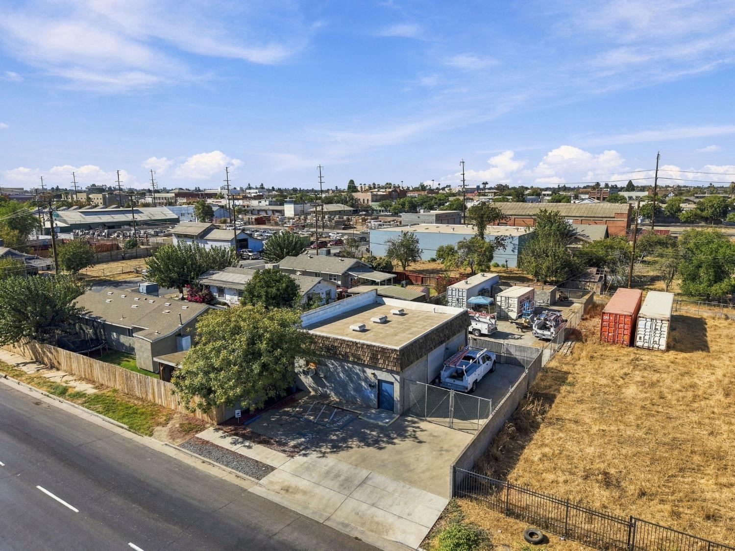 208 E 4th St, Hanford, CA 93230