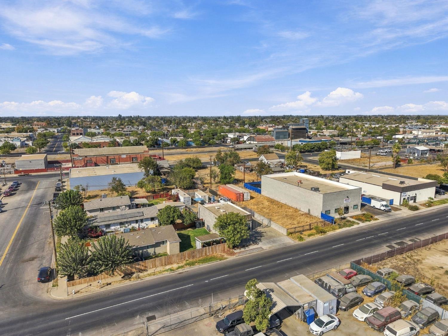 208 E 4th St, Hanford, CA 93230