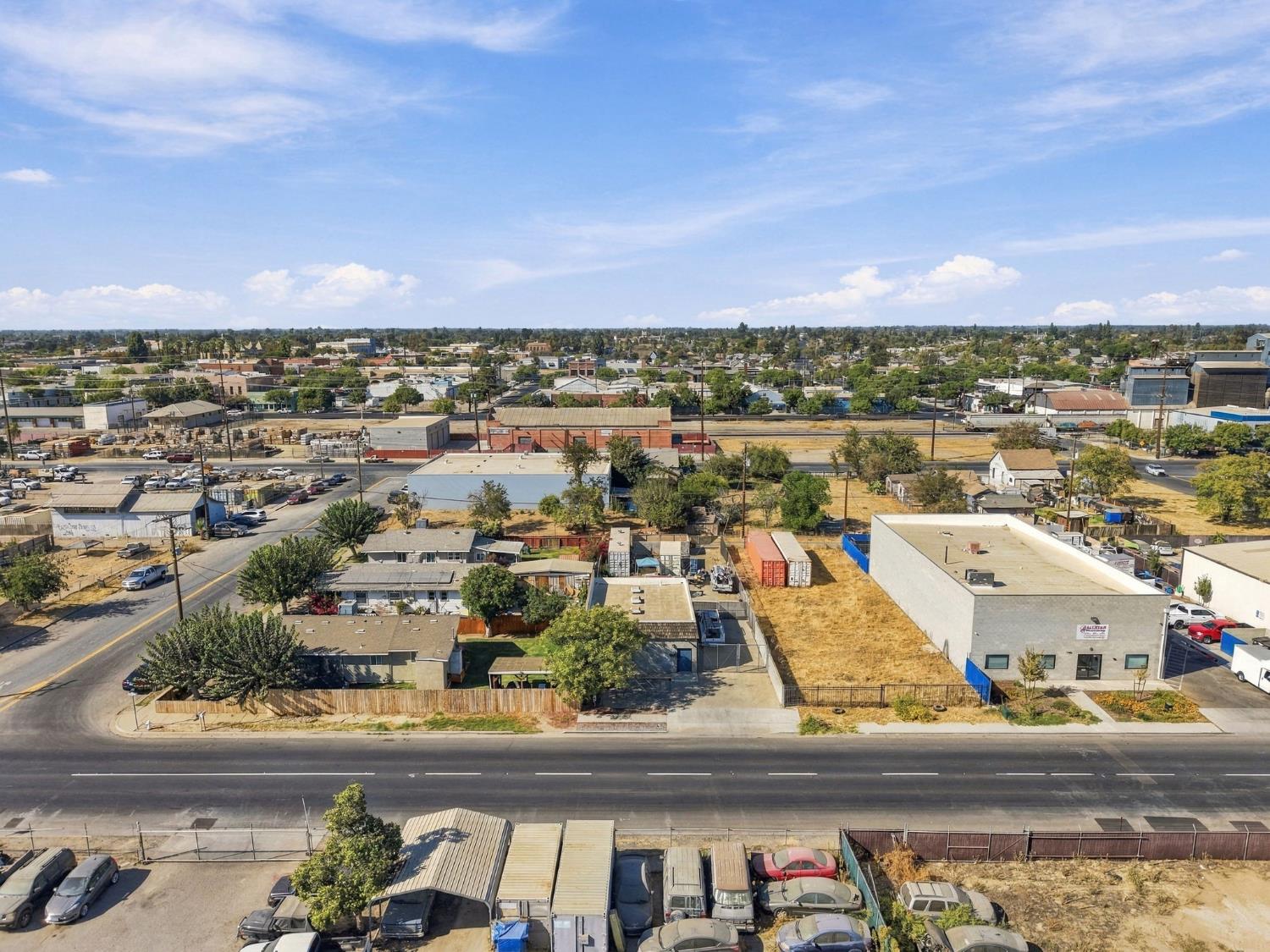 208 E 4th St, Hanford, CA 93230