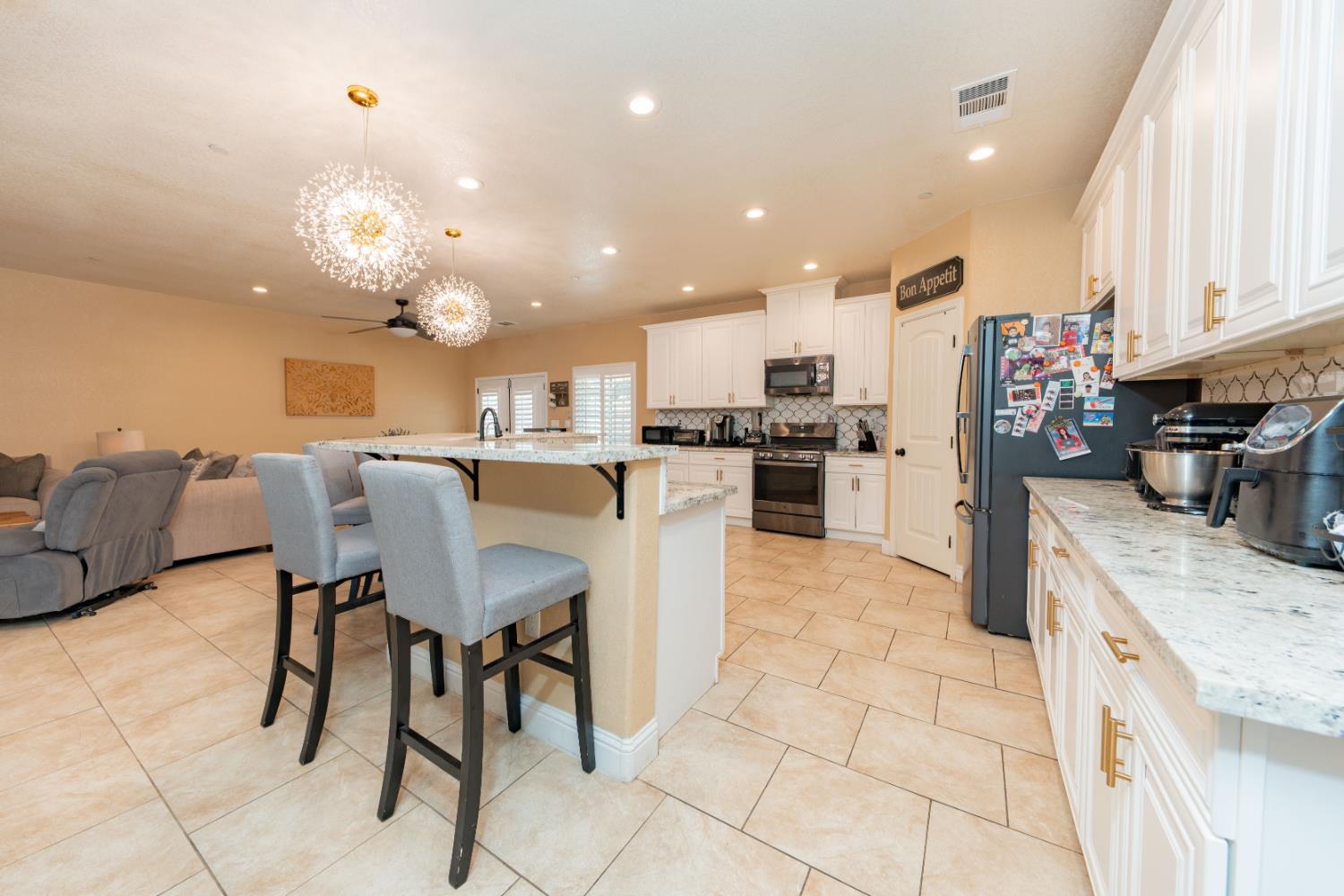 634 E San Miguel St, Hanford, CA 93230