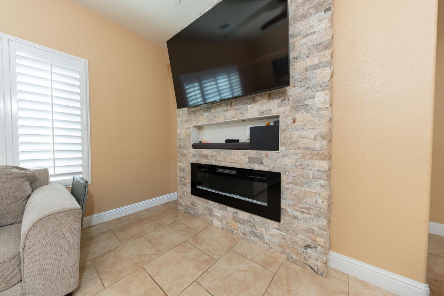 634 E San Miguel St, Hanford, CA 93230