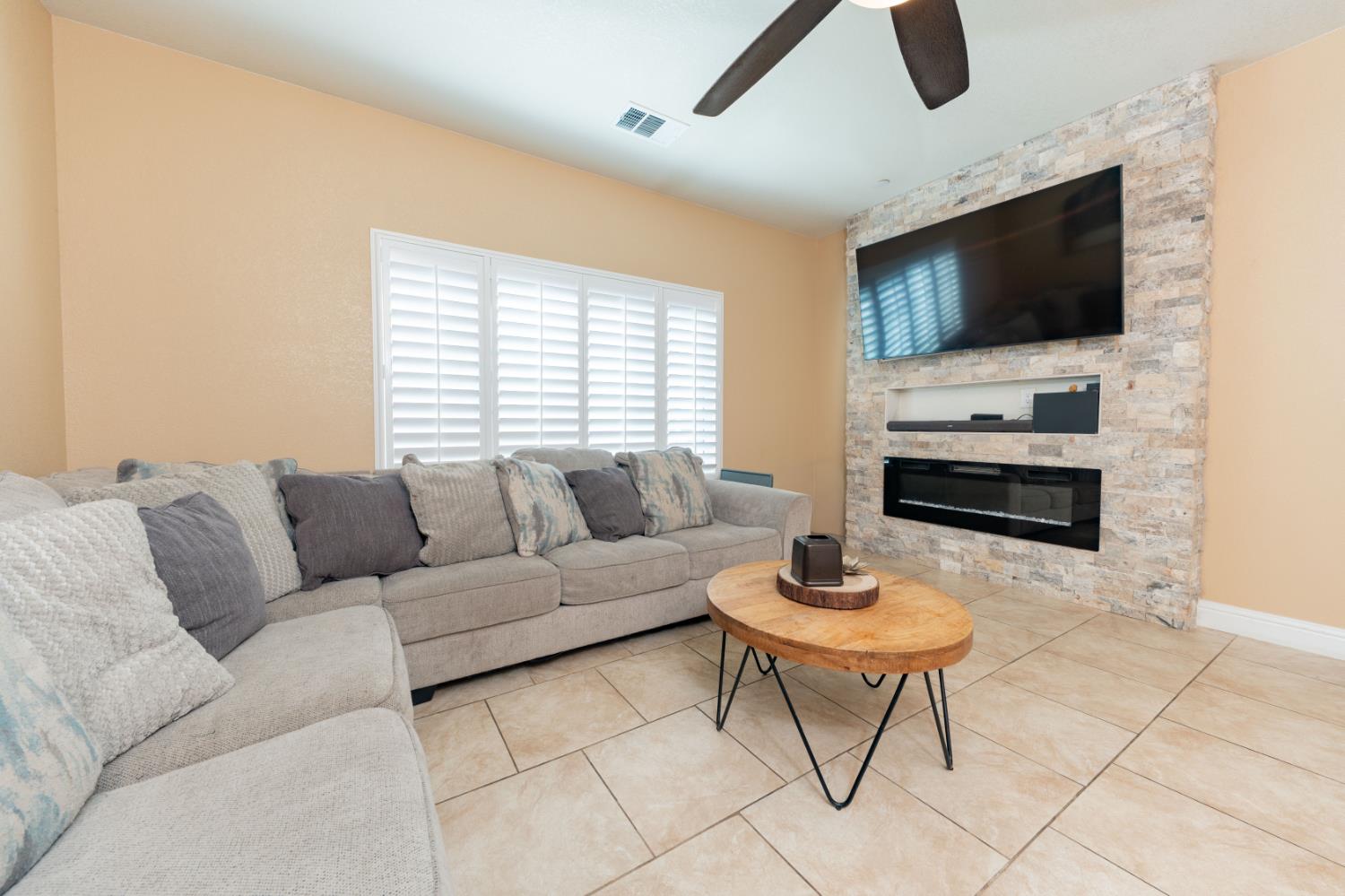 634 E San Miguel St, Hanford, CA 93230