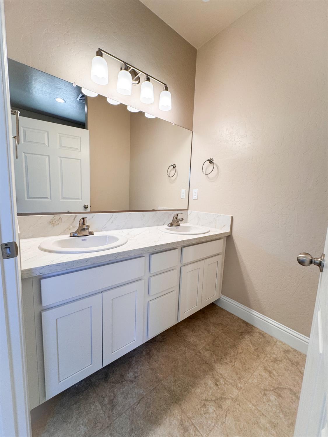 467 Gibson Ave, Clovis, CA 93612