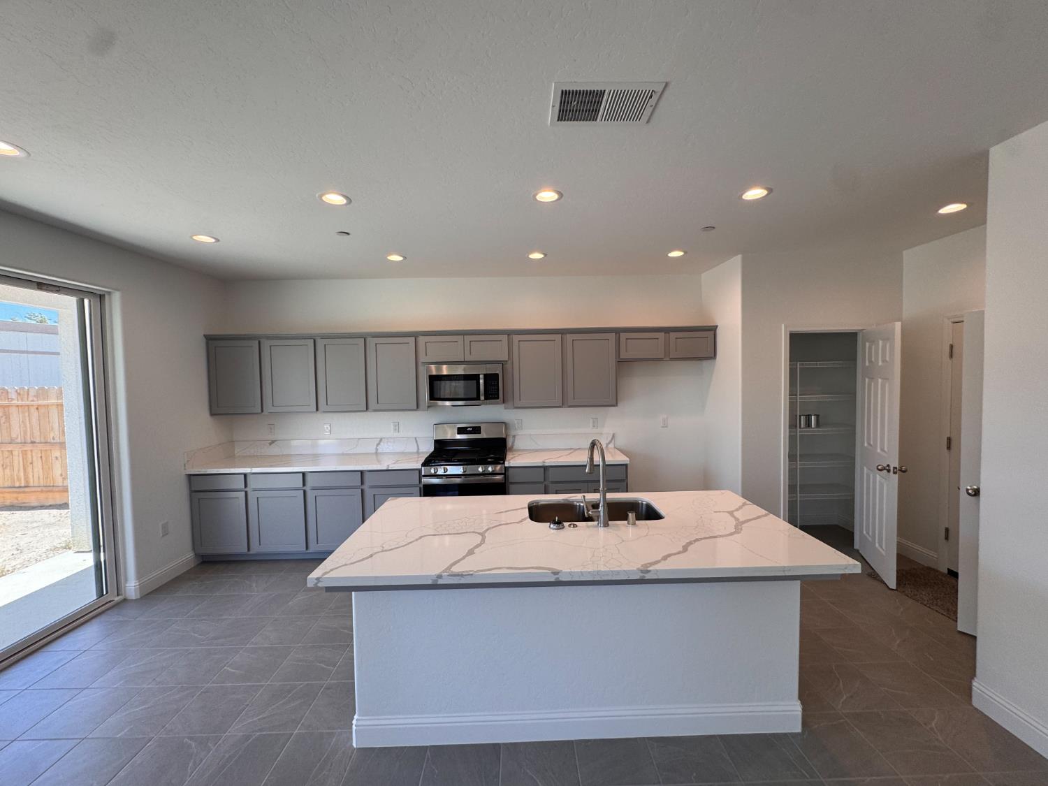 412 W Escalon Ave, Clovis, CA 93612