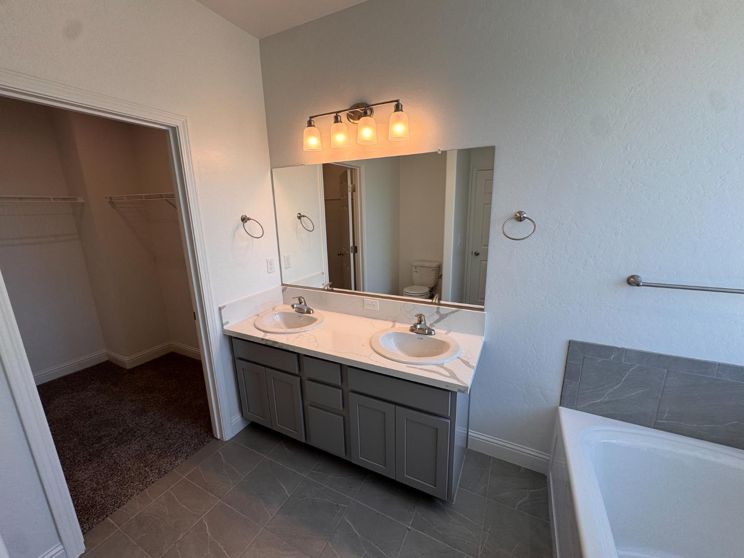 412 W Escalon Ave, Clovis, CA 93612