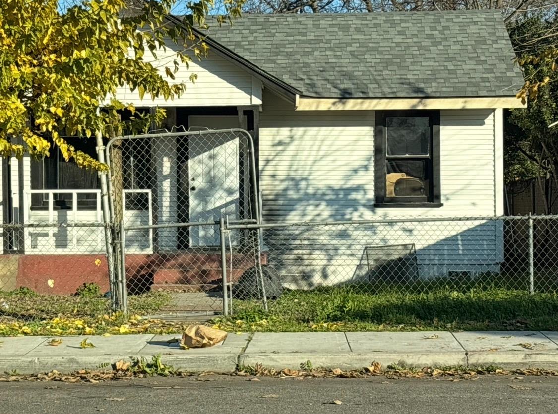 2228 N Glenn, Fresno, CA 93704
