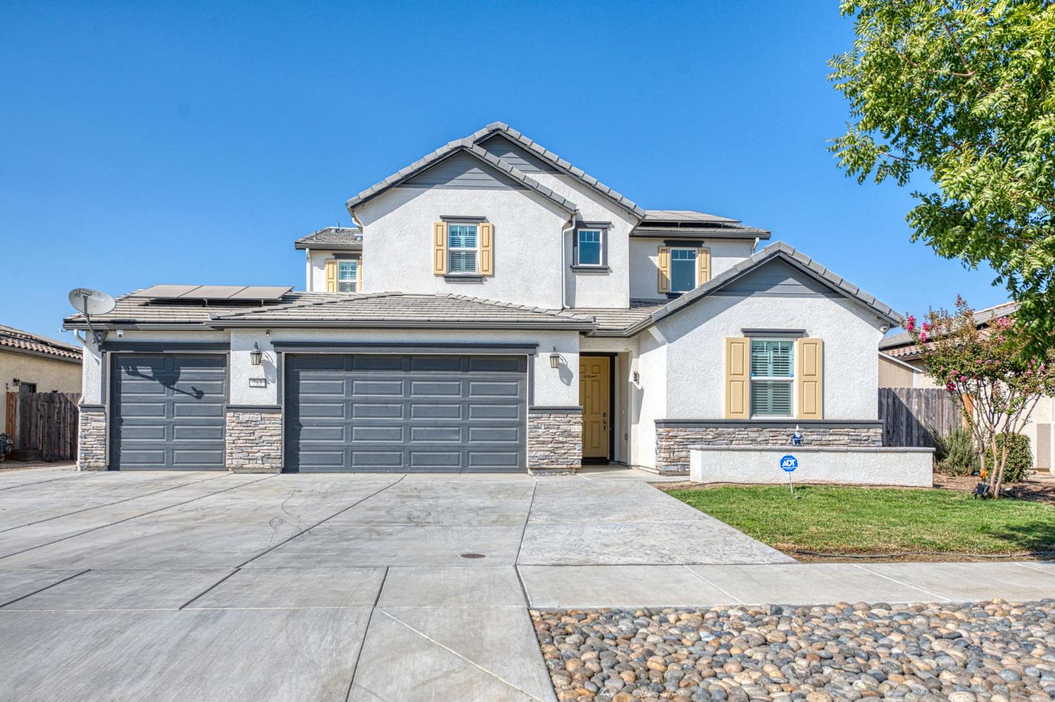 763 Howard St, Kingsburg, CA 93631