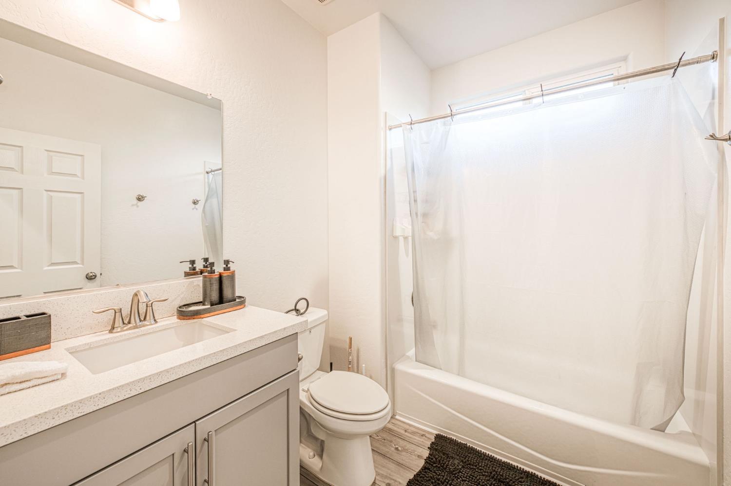 763 Howard St, Kingsburg, CA 93631