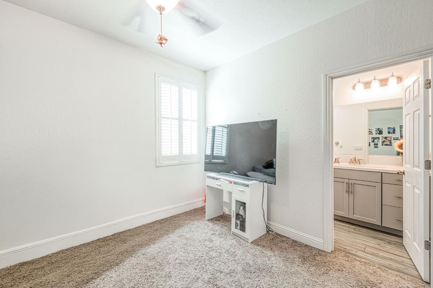 763 Howard St, Kingsburg, CA 93631