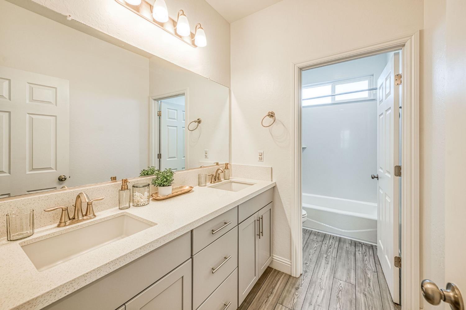 763 Howard St, Kingsburg, CA 93631