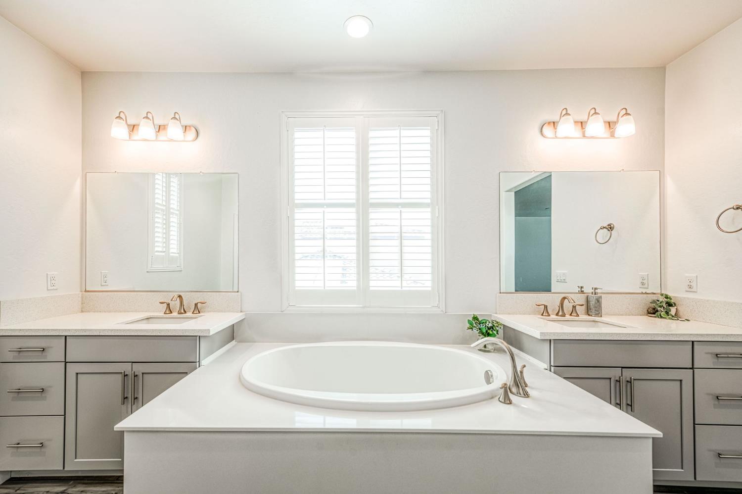 763 Howard St, Kingsburg, CA 93631