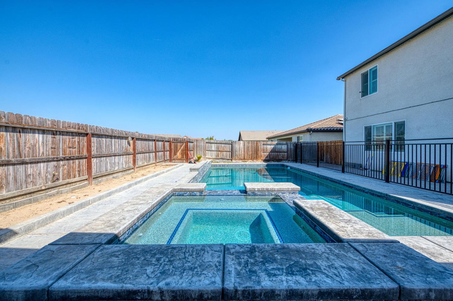 763 Howard St, Kingsburg, CA 93631