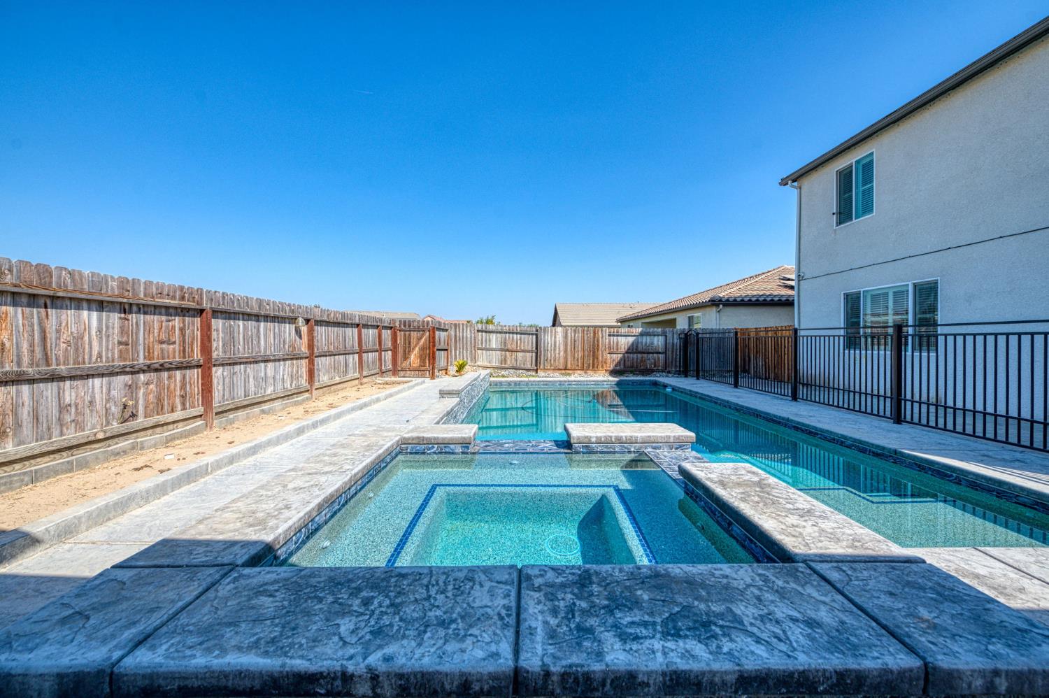 763 Howard St, Kingsburg, CA 93631