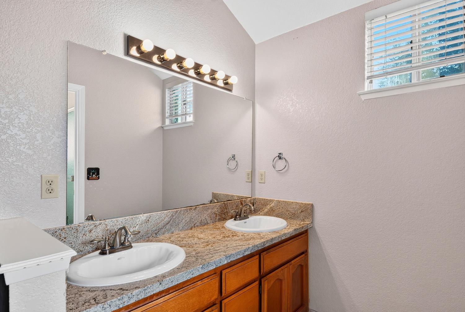 4129 W Regency Ave, Fresno, CA 93722