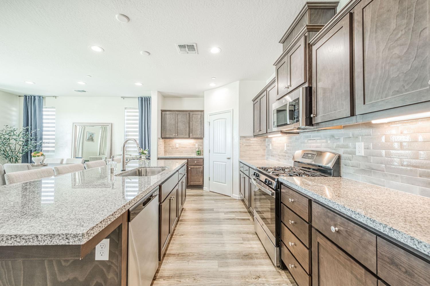 720 S Kandarian Ave, Fowler, CA 93625