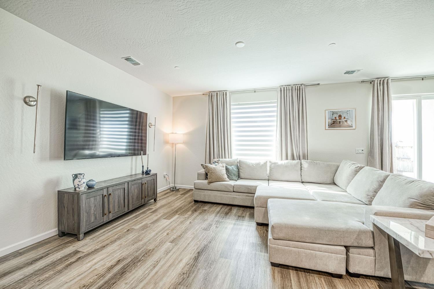 720 S Kandarian Ave, Fowler, CA 93625