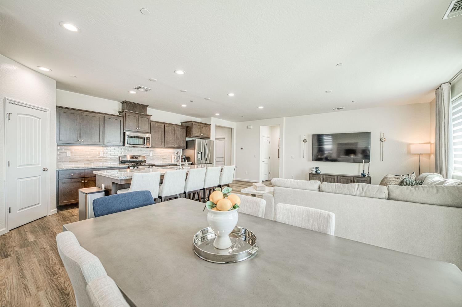 720 S Kandarian Ave, Fowler, CA 93625