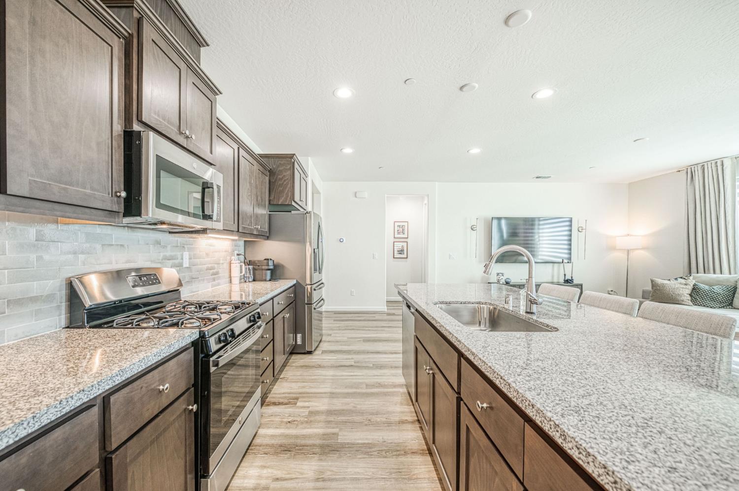 720 S Kandarian Ave, Fowler, CA 93625