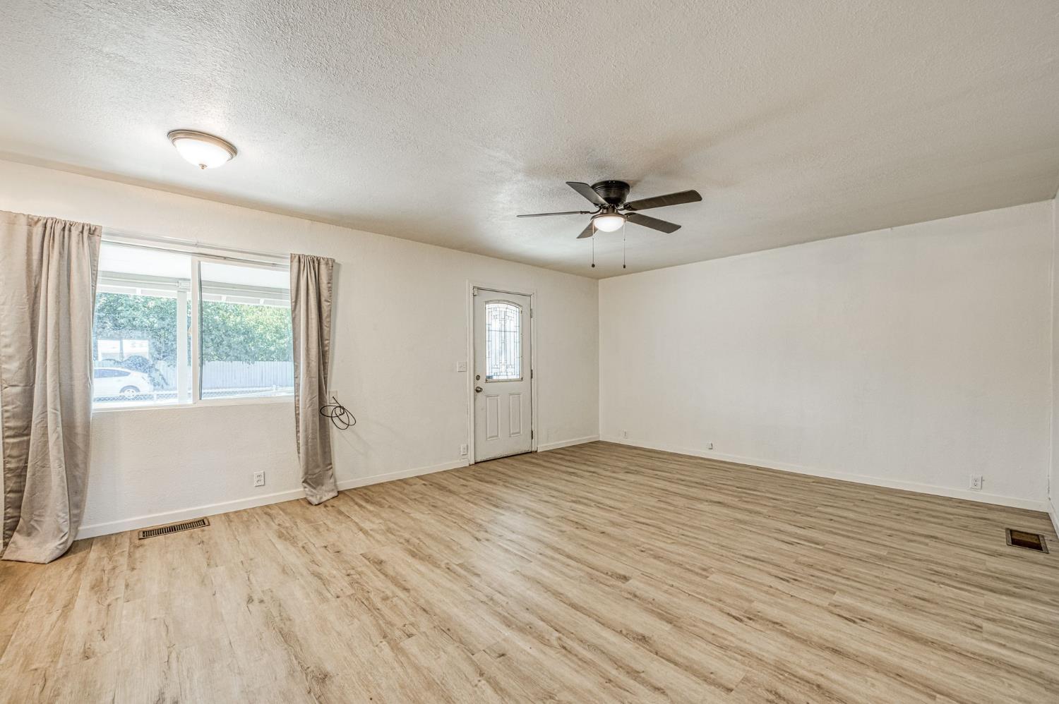 2146 W Dudley Ave, Fresno, CA 93728