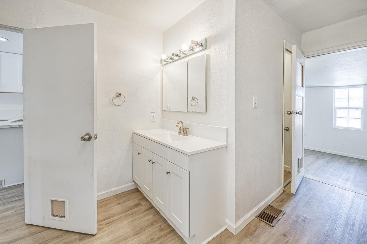 2146 W Dudley Ave, Fresno, CA 93728