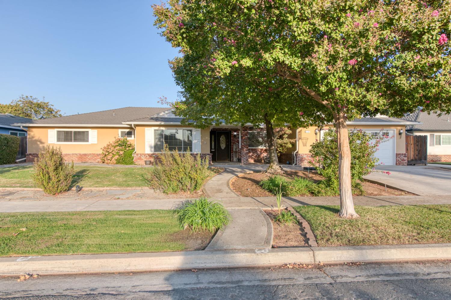 6736 N Thorne Ave, Fresno, CA 93711