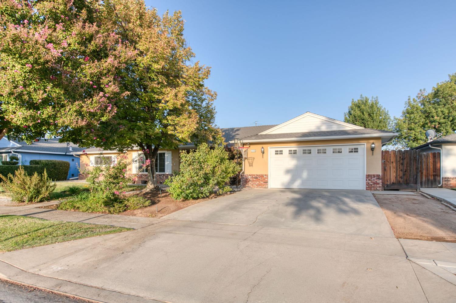 6736 N Thorne Ave, Fresno, CA 93711
