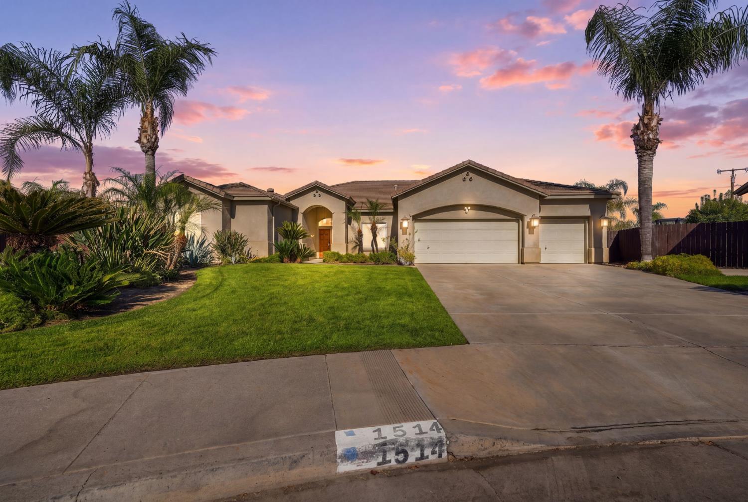 1514 W Claridge Ct, Hanford, CA 93230