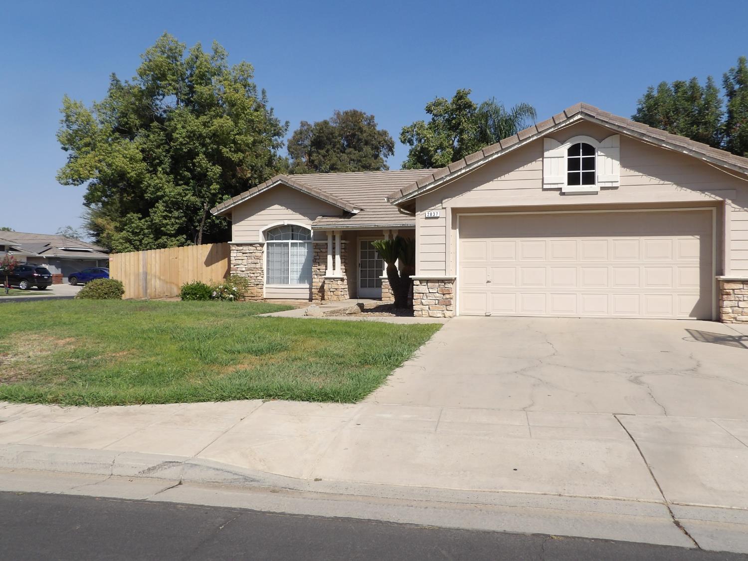2837 Beverly Ave, Clovis, CA 93611