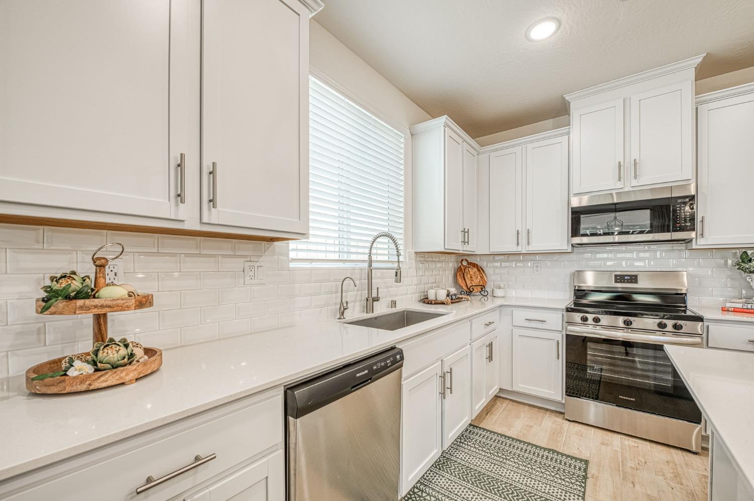 1523 Bloom Ln, Clovis, CA 93619