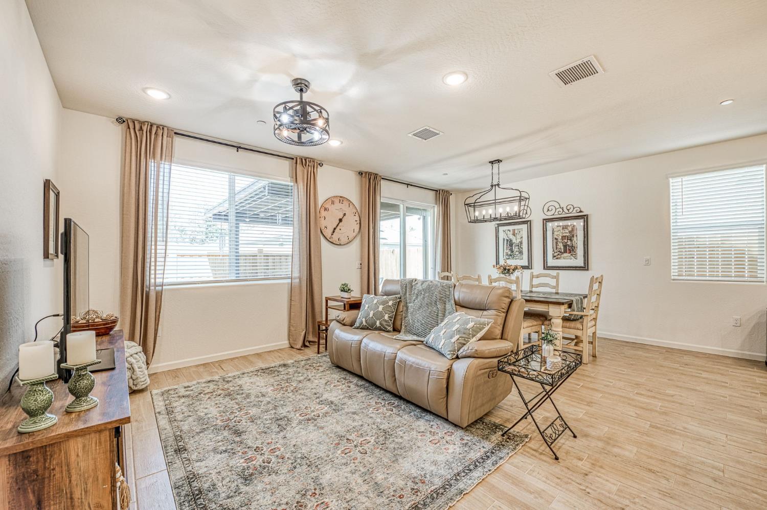 1523 Bloom Ln, Clovis, CA 93619