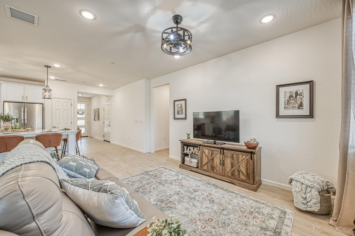 1523 Bloom Ln, Clovis, CA 93619
