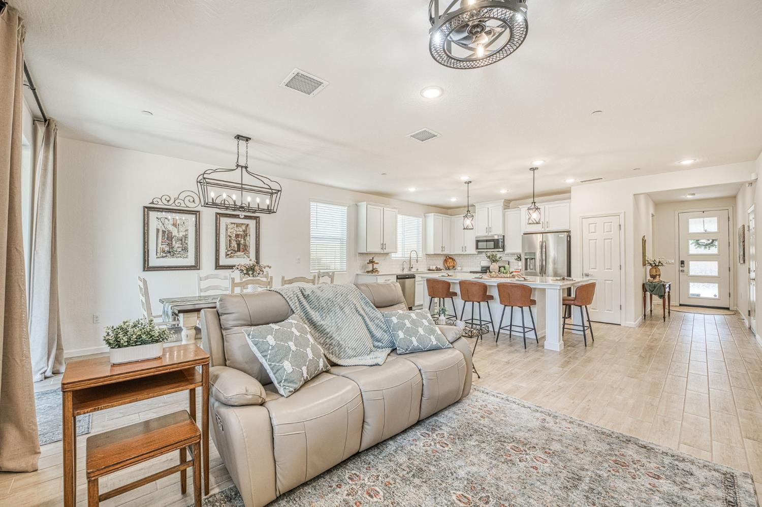 1523 Bloom Ln, Clovis, CA 93619