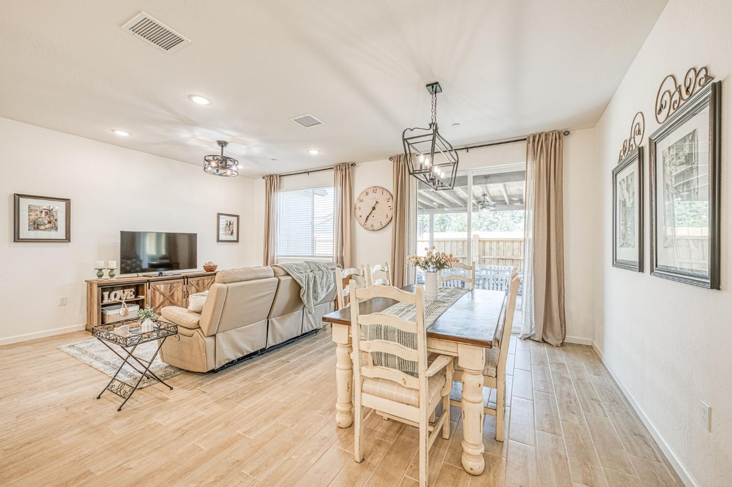 1523 Bloom Ln, Clovis, CA 93619