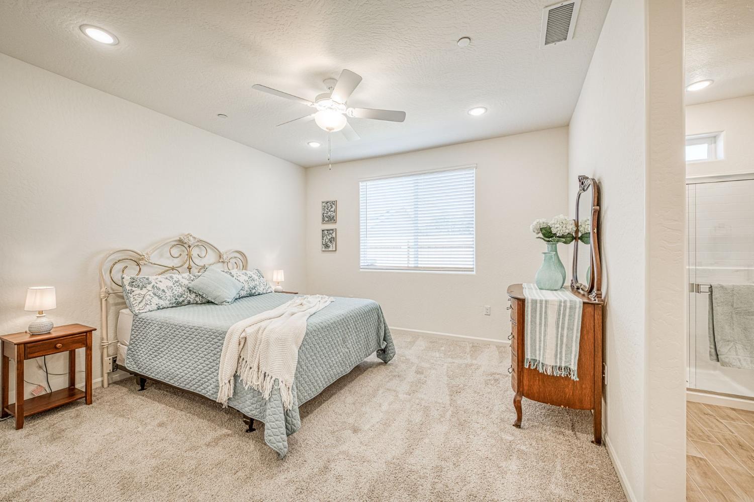 1523 Bloom Ln, Clovis, CA 93619