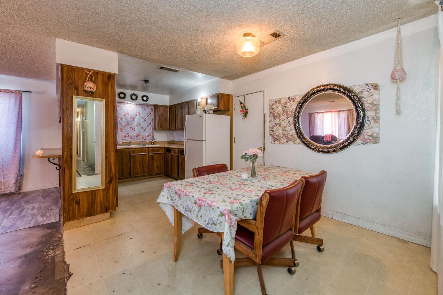 956 Church Ave, Sanger, CA 93657