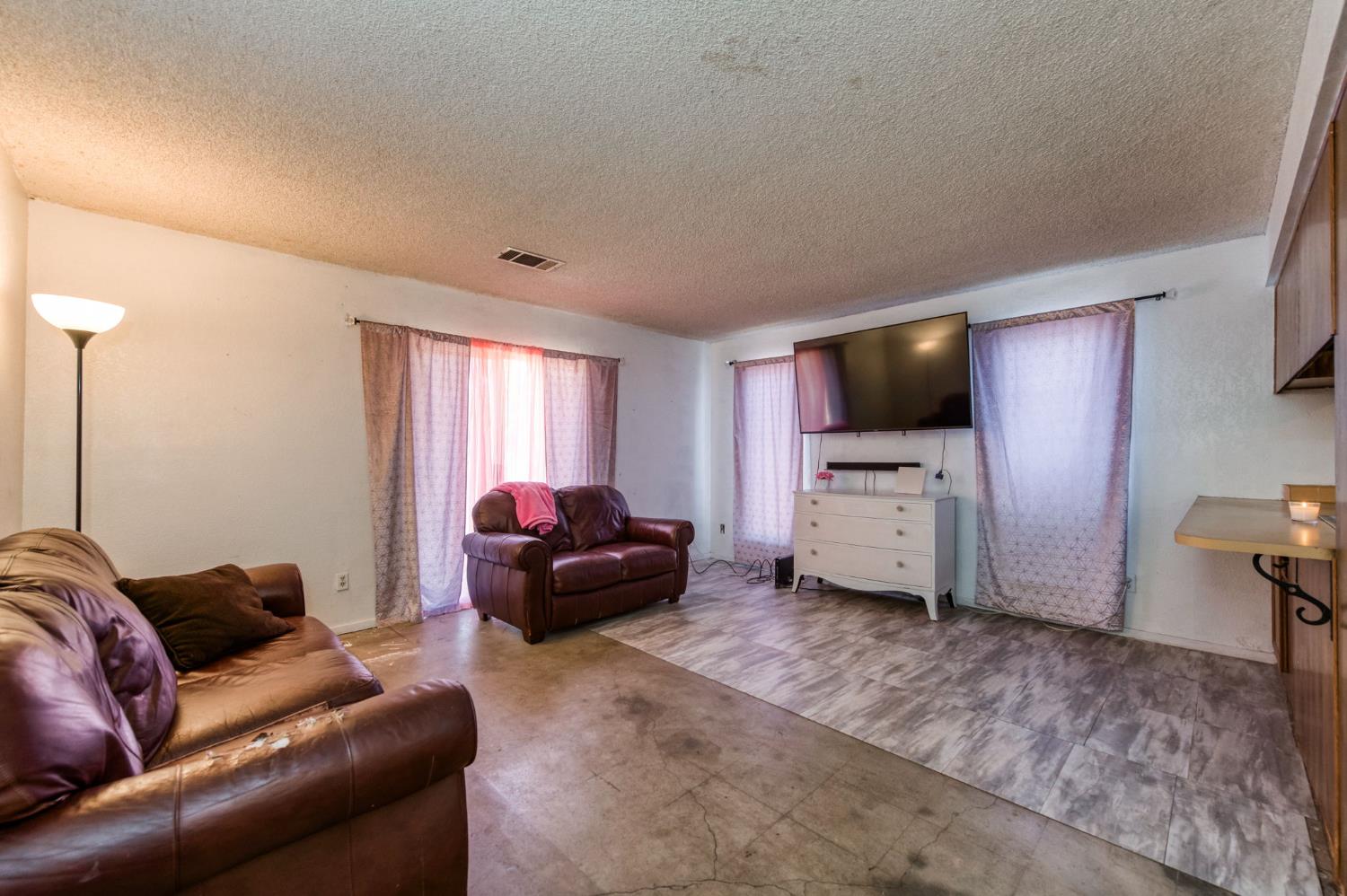 956 Church Ave, Sanger, CA 93657